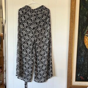 Stylish Black and White Geometric Women's Pants